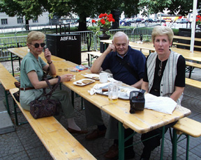 13-fastfood.jpg (87165 bytes)