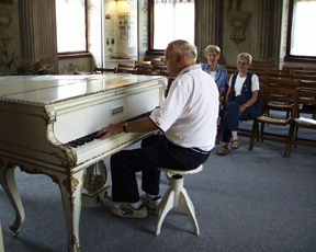 15-pianob.jpg (72807 bytes)