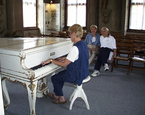 15-pianos.jpg (73290 bytes)