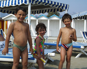 25-kids.jpg (83997 bytes)