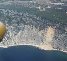 31-cliffs.jpg (82794 bytes)
