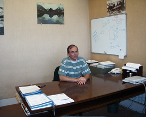 37-office.jpg (66327 bytes)