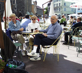 9-lunch.jpg (95195 bytes)